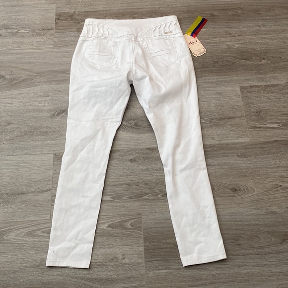 NWT H&Y White Distressed Plus Size Colombian Jeans - Picture 5 of 9